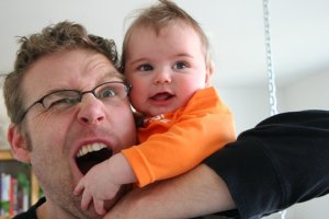 Voor de spiegel ziet Tom meteen het effect van z'n acties!