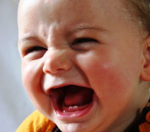 Hij bescheurt zich bijna door de midden..hihi..