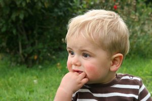 In het groene gras (gek spul hoor!) bij Tata in de tuin..