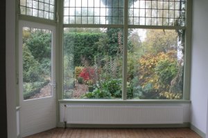 Ja...echt heel naar hoor...zo'n view...al die planten...jeetje...