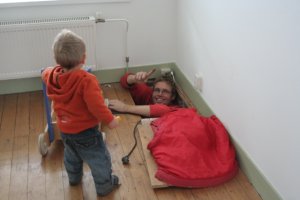 "Wat is papa klein gewordu!"