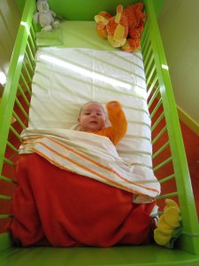 "Zwaai! Zien jullie me wel liggen in dit reuzebed??"