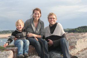 Familie portret: Milo staat goed verdekt opgesteld (in draagdoek)