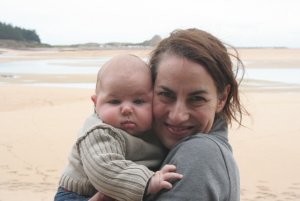 Mjuuumm..knuffelen! (denkt mama...Milo denkt er het zijne van..)