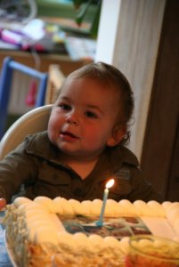 Hij vond de taart best lekker, alleen smeerde er eerst de tafel mee in...