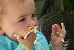 Tompoesjes zijn voor elke generatie lastig om te eten!