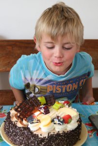 Let op de kaarsjes in de vorm van auto's!!