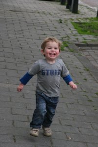 Sprinten met z'n grote broer is een van z'n hobbies!