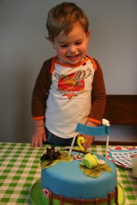 Milo is blij met z'n taart!